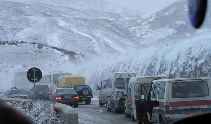 Dëborë në të gjithë qarkun e Elbasanit, ja rrugët më problematike