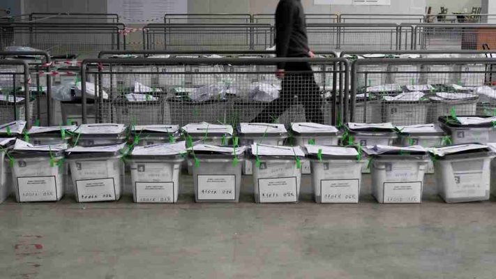 Refuzohen 5 mijë zarfe me vota në Kosovë/ KQZ: Kishin parregullsi