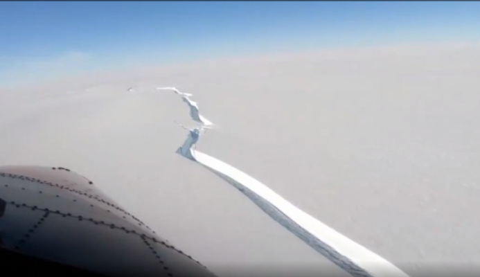 Ajsbergu gjigand shkëputet nga Antarktida (VIDEO)