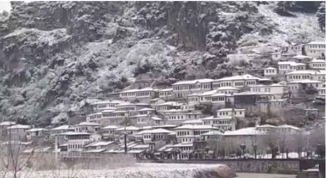 Shqipëria nën “pushtetin” e borës/ Stuhia bllokon qytetarët në rrugë, izolohen zonat e thella