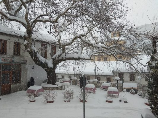Reshje bore edhe në Gjirokastër, disa rrugë të bllokuara