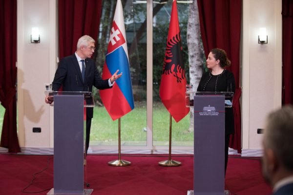 Sllovakia: Shqipëria e meriton integrimin, Kosovën nuk e njohim