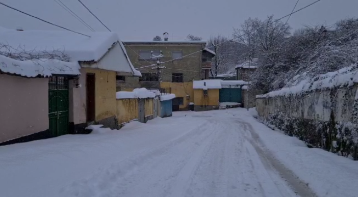 Ngrin gjithçka në Dibër, bllokohen rrugë e ka mungesë energjie elektrike