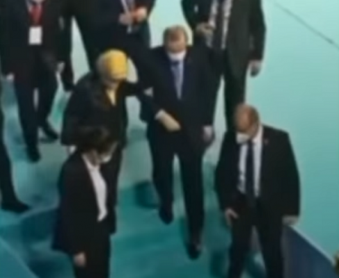 Probleme shëndetësore për Erdogan/ Momenti kur mezi zbret shkallët (VIDEO)