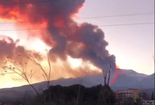 Shpërthen vullkani Etna/ Pamje spektakolare në qiellin e Siçilisë