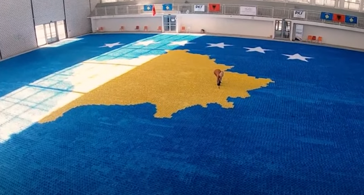 Flamuri i Kosovës thyen Guinnessin/ Artistja Arbnora Fejza realizon veprën me 120 mijë fletëpalosje