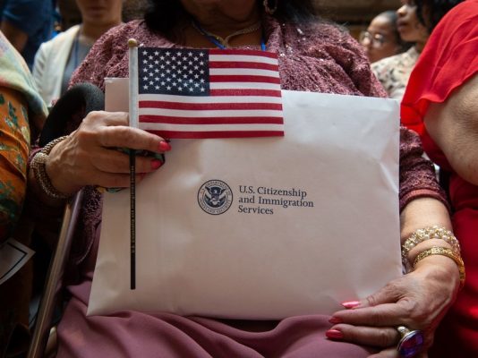 Biden “çliron” kartën jeshile/ Emigrantë e ligjshëm mund të aplikojnë për leje qëndrimi në SHBA