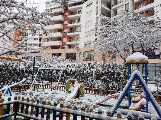 Shën Valentin i zbardhur/ Tirana mbulohet e gjitha nga dëbora
