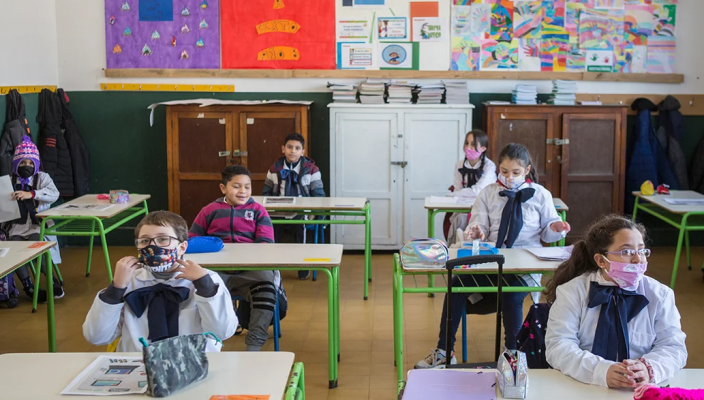 Eksperti britanik: Jo maskave te fëmijët e vegjël në shkolla