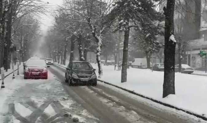 Korça me borë, por pa pushues, ora e re policore boshatis qytetin