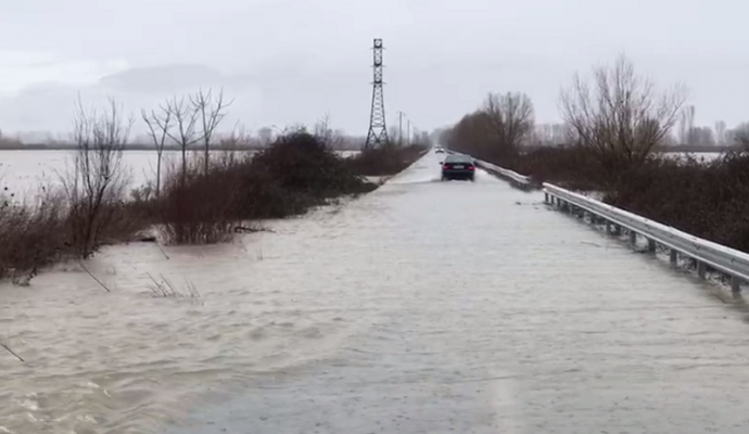 Uji vërshon në rrugët e Shkodrës, dhjetëra familje në alarm
