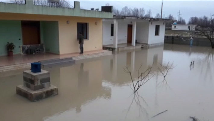 30 shtëpi të rrethuara nga uji në Vlorë, probleme të mëdha edhe në Shkodër