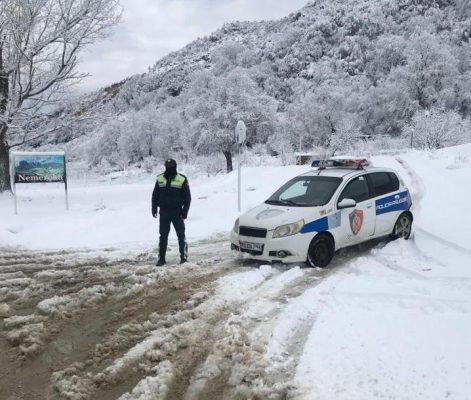 Policia thirrje shoferëve: Vendosni gomat e dimrit, mos lëvizini pa zinxhirë