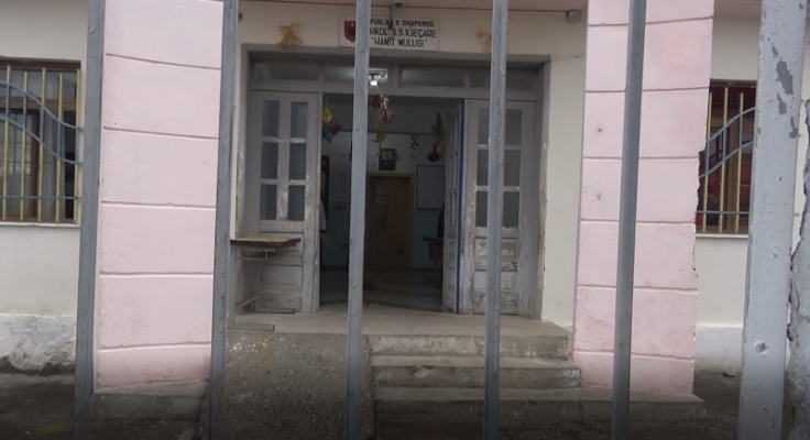 Shkolla në Elbasan pa ngrohje, nxënësit marrin rezistenca me vete
