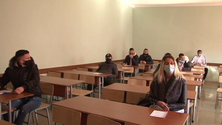 Studentët provime në auditore/ Studentët ankesa për mësimin online në Korçë e Vlorë