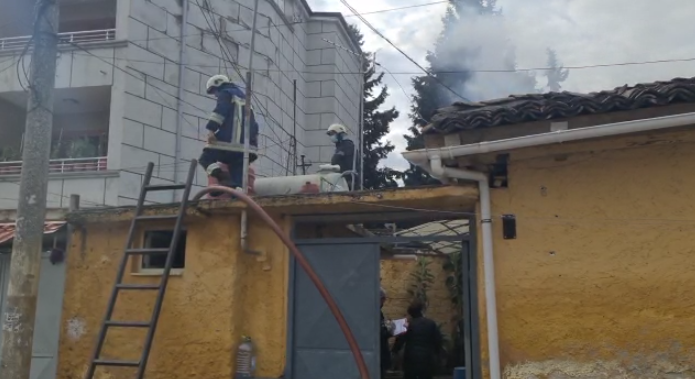 Zjarri përfshin banesën në Tiranë, evakuohen me shpejtësi banorët