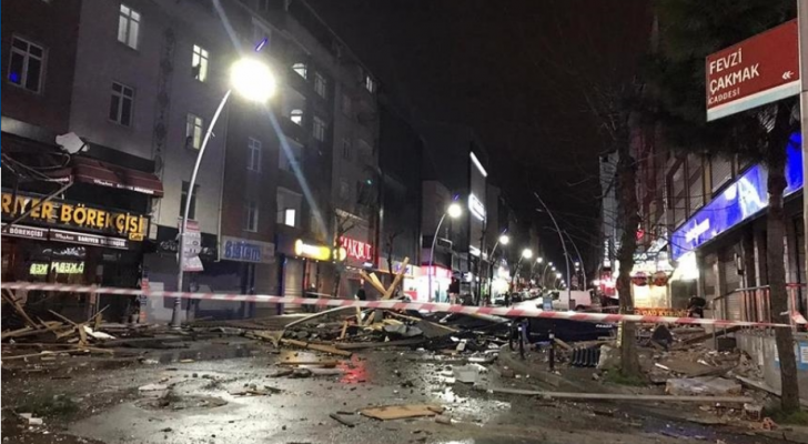 Erë e fortë në Stamboll, pemë të rrëzuara dhe çati të shkatërruara