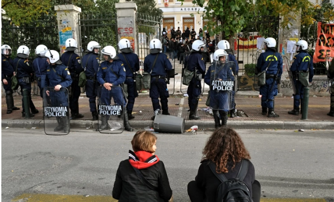 Policë në universitetet greke/ Debat i ashpër në parlament