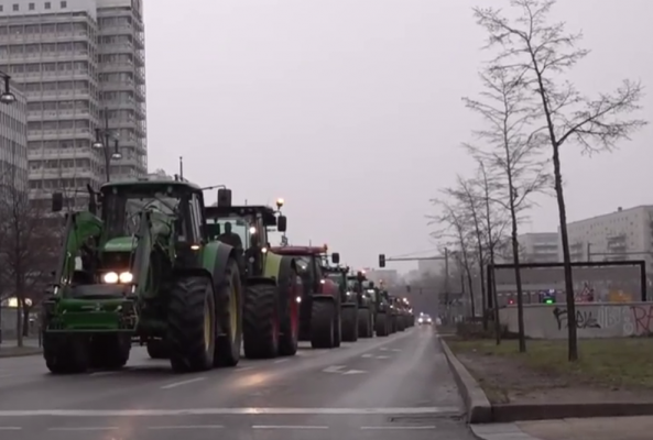 Traktorët “pushtojnë” Berlinin/ Fermerët kundërshtojnë reformat e qeverisë