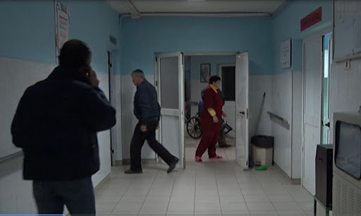 6 të arrestuar në Tiranë, i riu dhunon mjekun në spital