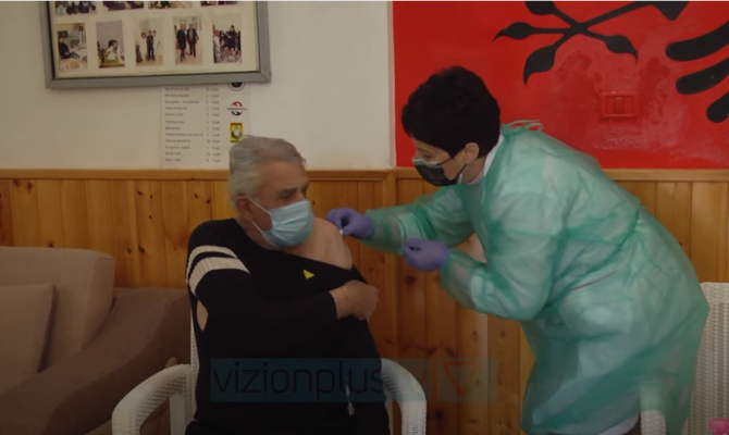 Vaksinohen të tjerë të moshuar/ Punonjësit e shëndetit publik në Gjirokastër marrin dozën e parë
