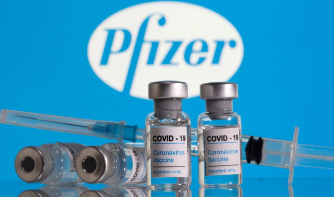 Studiuesit kërkojnë shtyrjen e marrjes së dozës së dytë të vaksinës së Pfizer-it