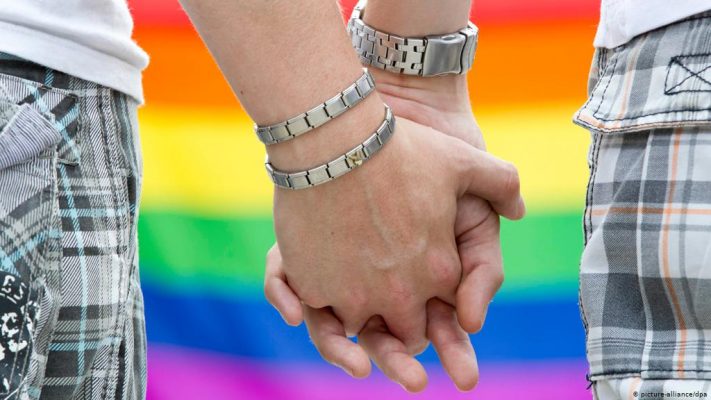 Kisha Katolike s’mund të bekojë bashkimin e çifteve homoseksuale