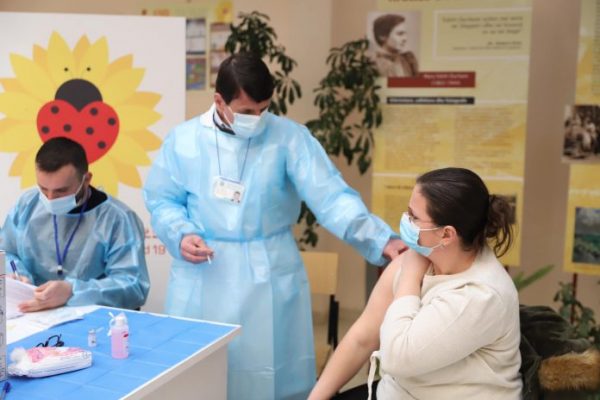 Vaksinimi i mësuesve me AstraZeneca/ Refuzime në Tiranë dhe Durrës