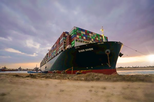 Zhbllokohet kanali i Suezit, lëvizet anija me peshë 224 ton