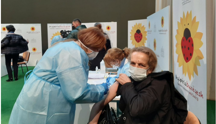 Vijon vaksinimi i mjekëve kosovarë, marrin dozën e parë të “AstraZeneca”   
