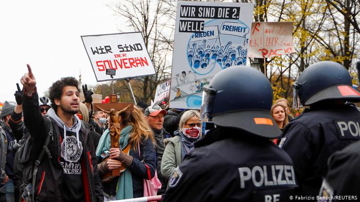 Protesta globale kundër Covid/ Mijëra njerëz në rrugë, Merkel paralajmëron tjetër mbyllje