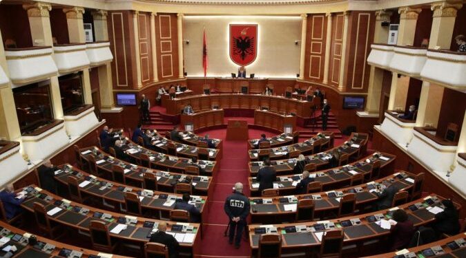 Votohet paketa e reformës/ Parlamenti miraton 10 ligjet e “Drejtësisë”