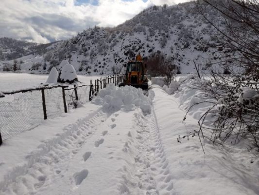 Probleme me disa rrugë në qarkun Elbasan, shumë fshatra pa energji
