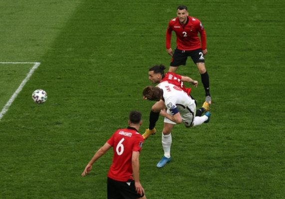 Kuqezinjtë pësojnë gol në pjesën e parë, Kane kalon anglezët në avantazh