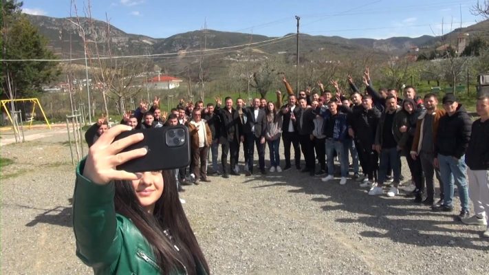 Bardhi me të rinjtë në Cerrik: Ndryshoni Shqipërinë në 25 prill