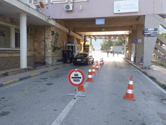 Kufiri me Greqinë mbetet i mbyllur deri në 5 prill