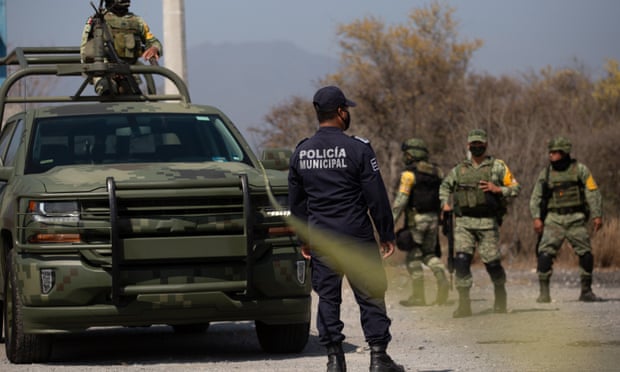 Vriten në një pritë 13 policë në Meksikë