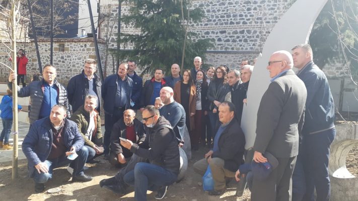 Mësuesit kosovarë “mbushin” Korçën për 7 Mars