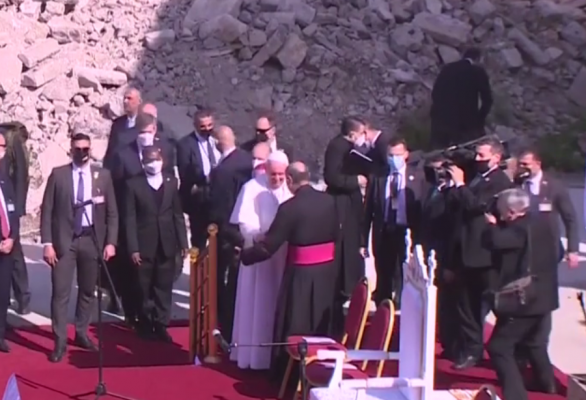 Papa në Mosul, lutet për viktimat e luftës në rrënojat e kishave