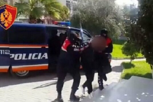 Trafik droge dhe i dehur në timon, arrestohen dy persona në Durrës