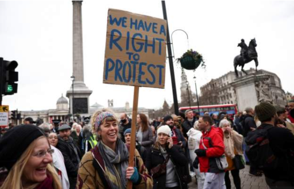 “Liri, mjaft më me gënjeshtra”/ Protesta kundër masave në Londër