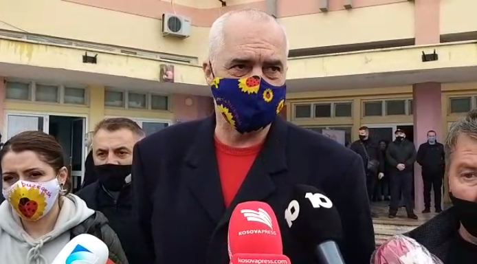 Provokimi i Vuçiç/ Reagon Rama: Hartë leshi nga ai që loz me kukulla në facebook