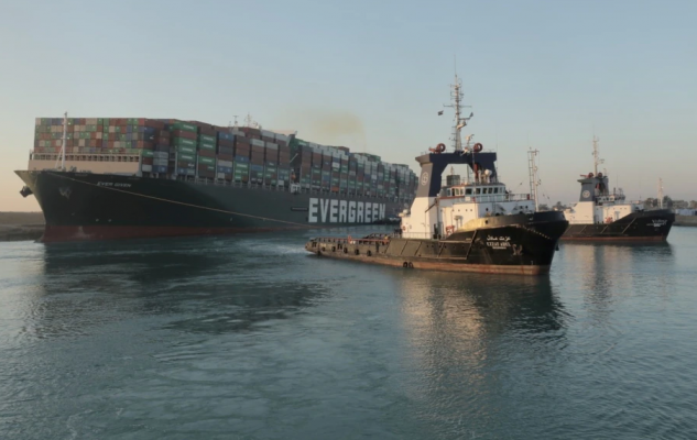 Zhbllokohet anija në Kanalin e Suezit, rifillon trafiku