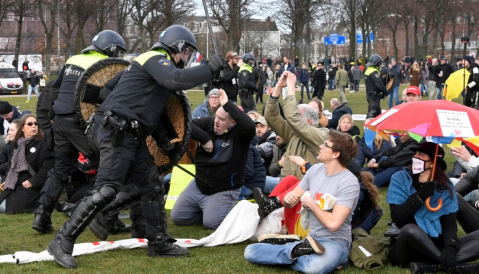 Holanda pezullon AstraZenecan/ Protesta masive kundër masave kufizuese