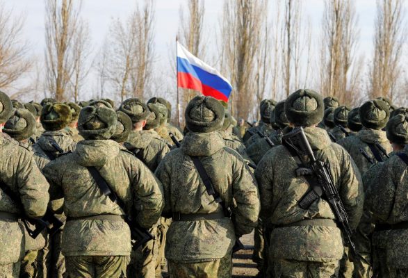 Rusia tërheq trupat nga kufiri me Ukrainën, por jo armatimet