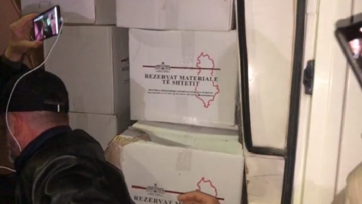 PD bllokon furgonin me ushqime/ Alizoti: Po ua shpërndajnë qytetarëve për të blerë vota