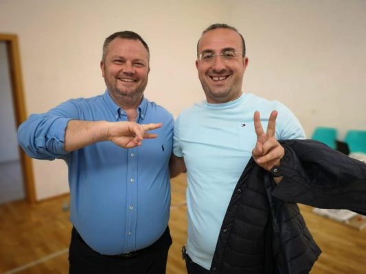 Shembull qytetarie nga Lushnja, kryetarët e PS dhe PD shtrëngojnë duart dhe pozojnë bashkë