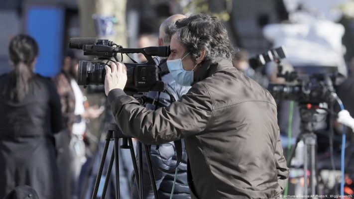 Pandemia përkeqësoi gazetarinë: Qeveritë bllokuan marrjen e informacionit nga media