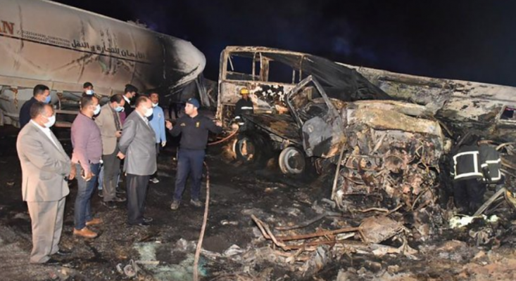 Tragjike në Egjipt/ Autobusi përplaset me kamionin, vdesin 21 pasagjerë