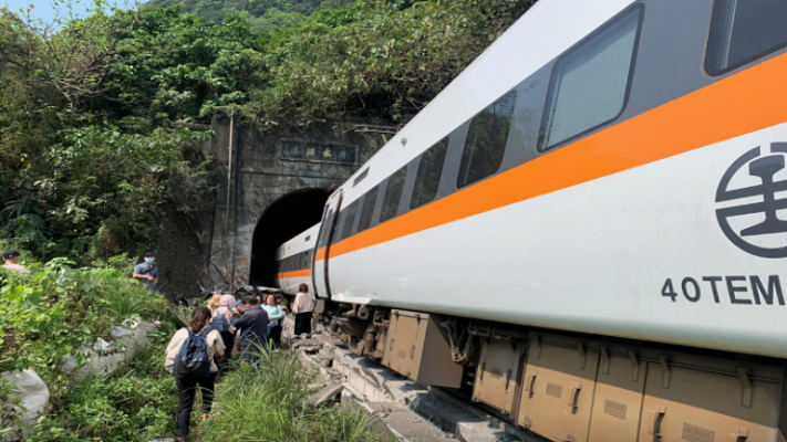 Dhjetëra të vdekur nga përplasja e trenit në Tajvan